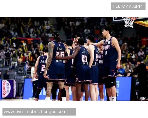 浓眉强调团队配合的重要性呼吁多传导球以创造更多得分机会 浓眉强调团队配合的重要性呼吁多传导球以创造更多得分机会