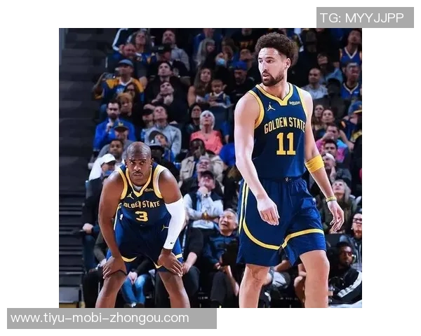 亚历山大叔叔与保罗共同见证CP4比赛的激动时刻 亚历山大叔叔与保罗共同见证CP4比赛的激动时刻