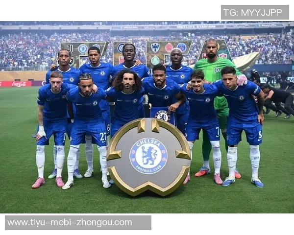 切尔西球迷高呼阿布名字举起BlueCoOut旗帜表达不满情绪